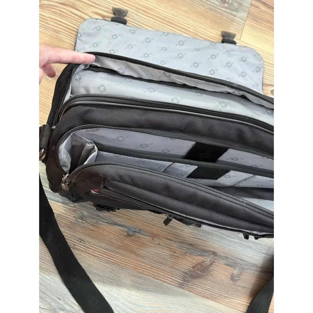 Swiss Gear Large Laptop Bag & Messenger 17x15x5 in With 14 Pockets.